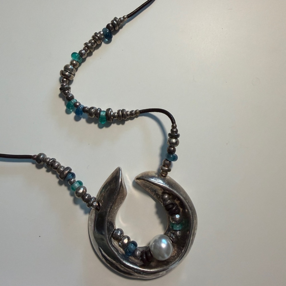 Uno de 50 collar largo de plata y cuero